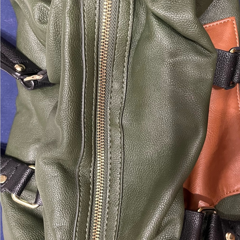 Steve Madden olive green with side compartment satchel purse, smoke free home - Picture 7 of 8
